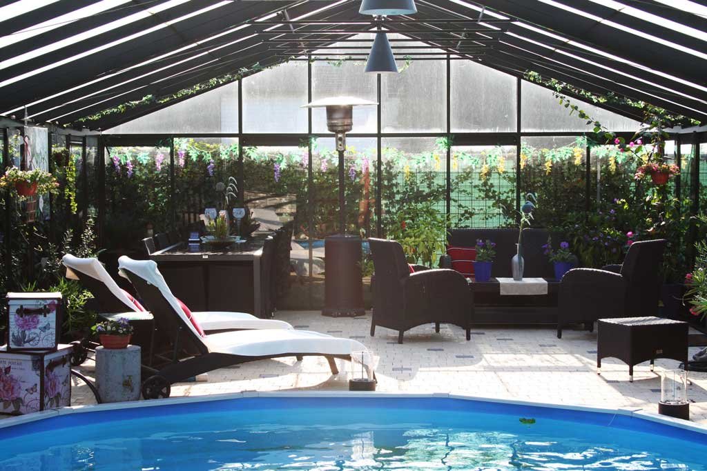 Cubrir piscinas con invernaderos de cristal